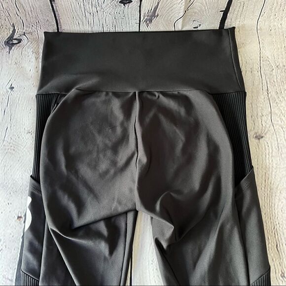 Peloton High Waisted Ribbed Pocket Leggings In Black - Picture 4 of 10